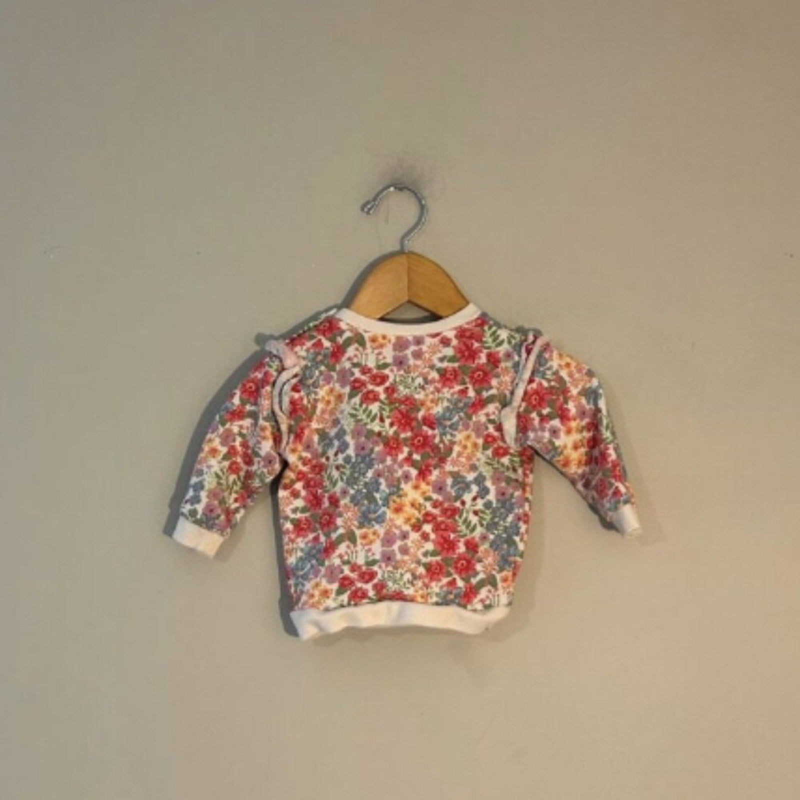 h&m cream floral sweatshirt 6M