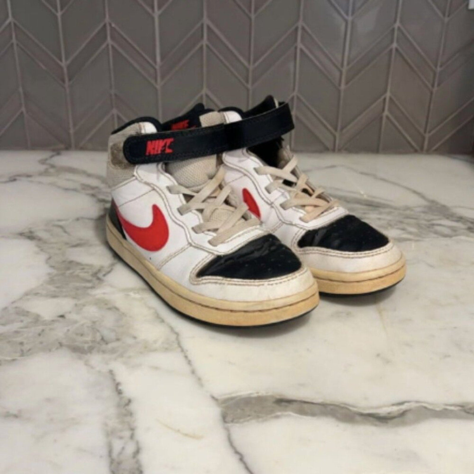 nike boys' white red black sneakers 12c
