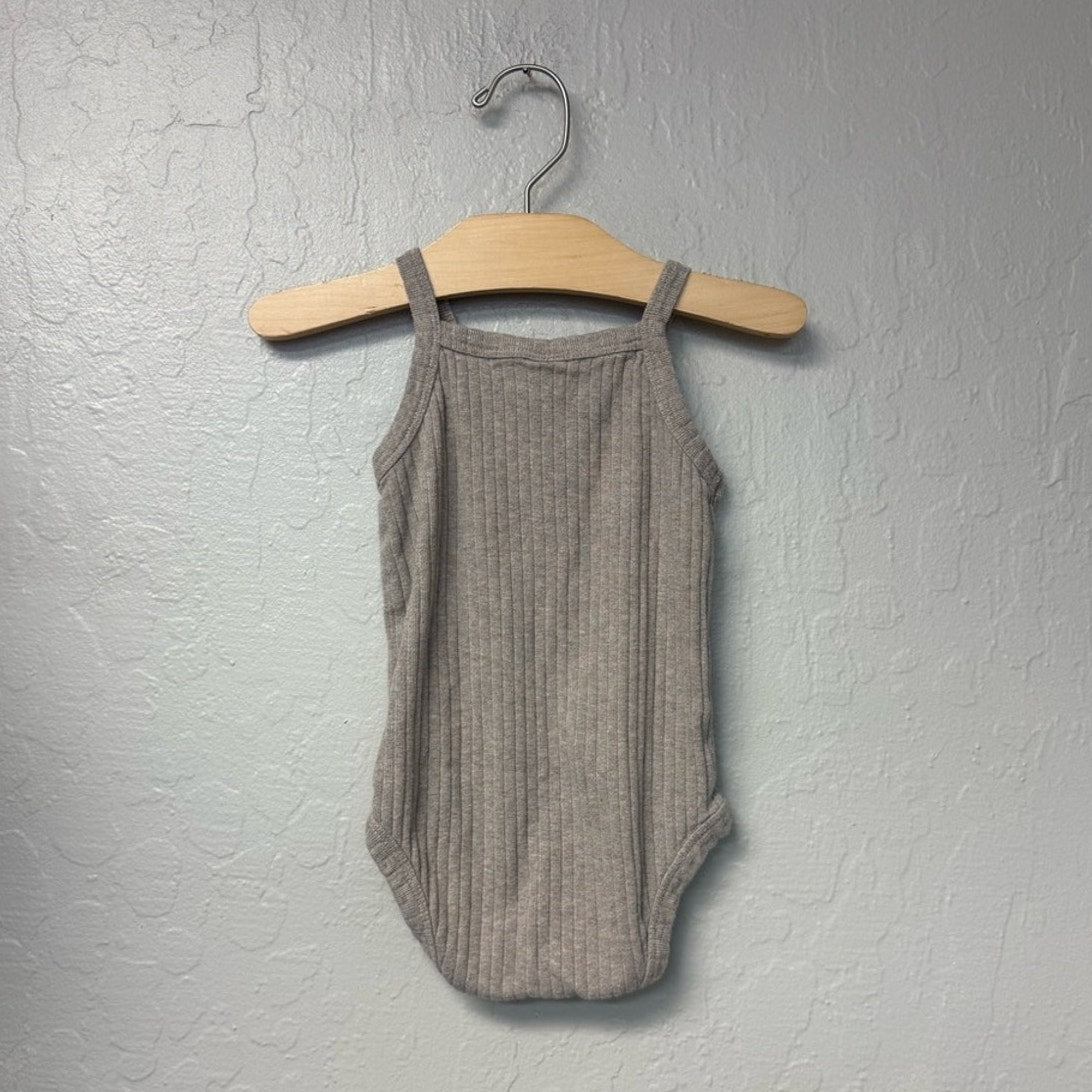 kate quinn neutral organic cotton singlet 6-12M