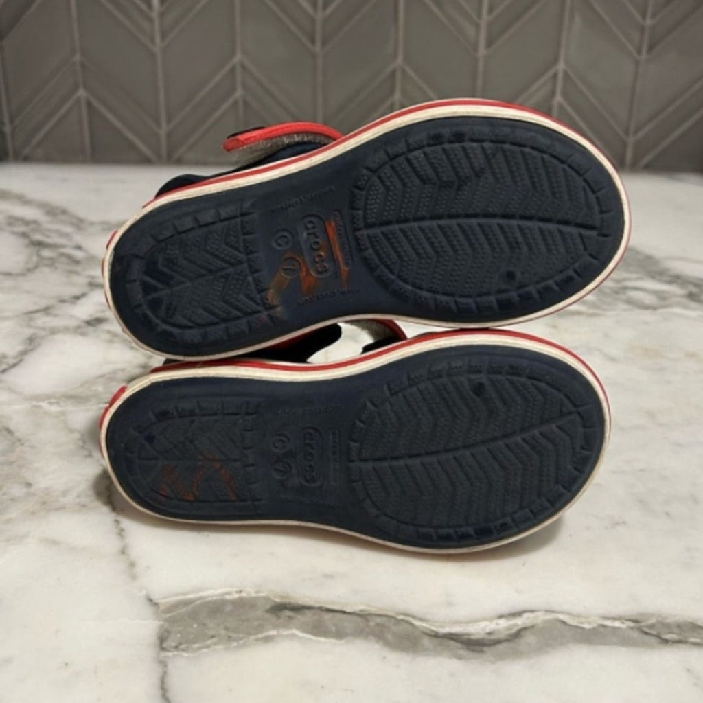 crocs boys' navy red sandals 7c