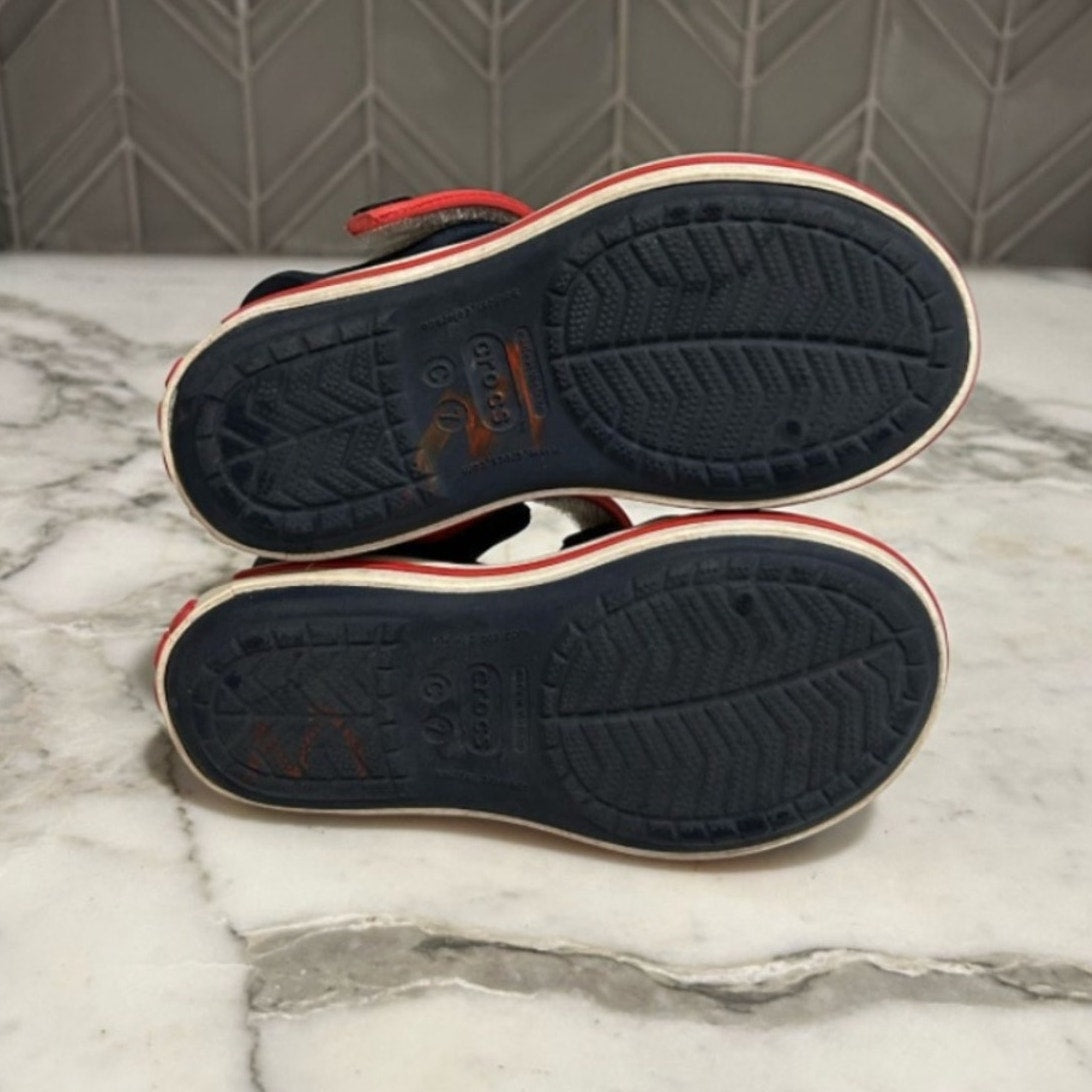 crocs boys' navy red sandals 7c