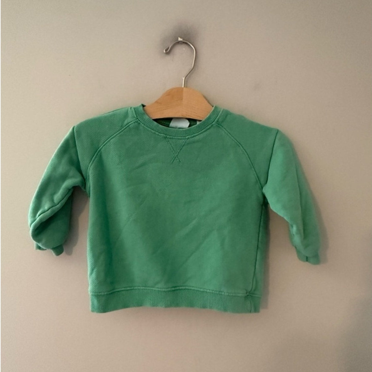 zara green crewneck sweatshirt 12-18M
