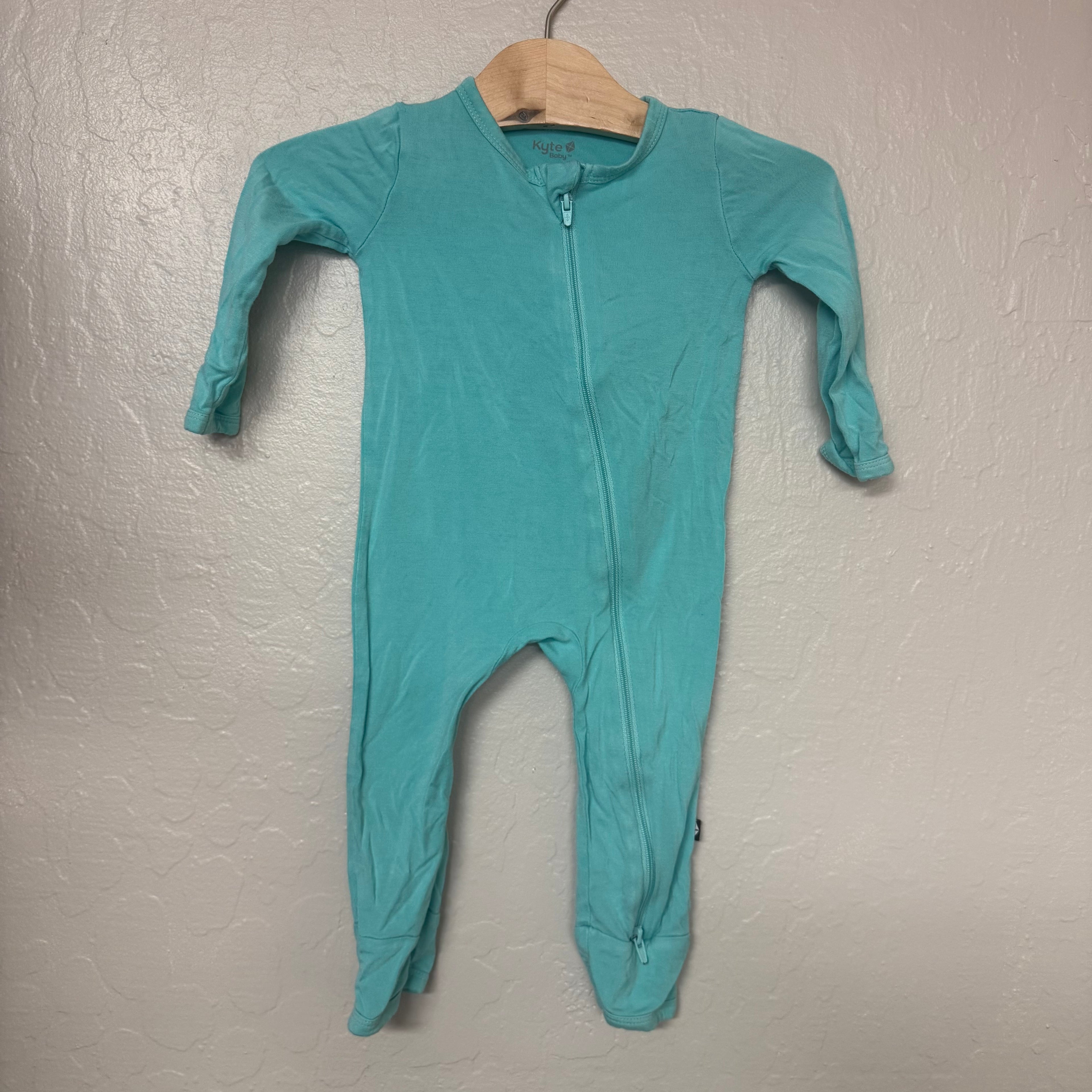 kyte baby turquoise footie 12-18M