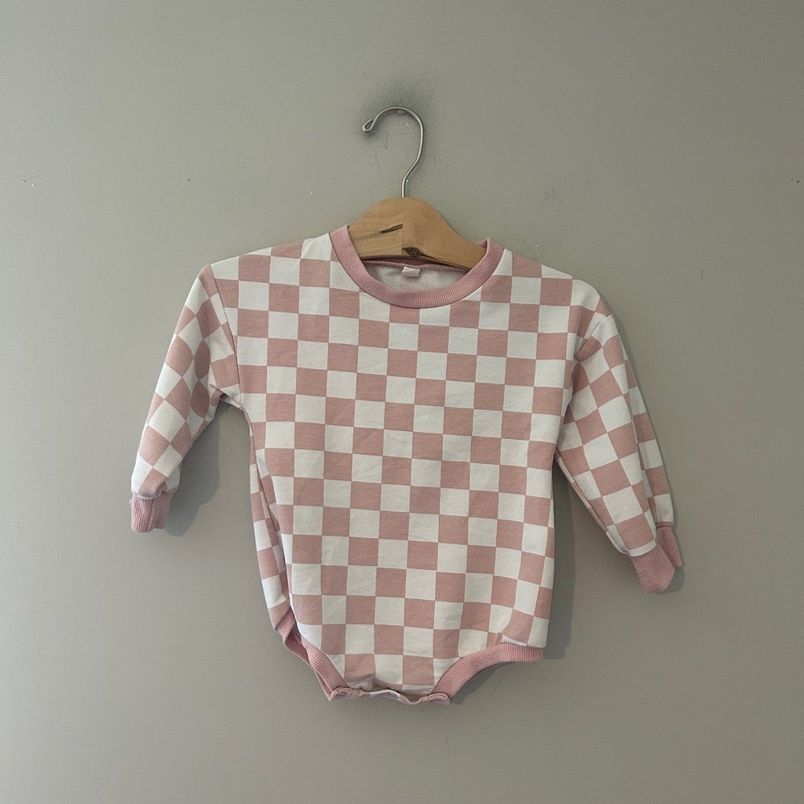 pink checkered sweatshirt romper‎ 12-18M