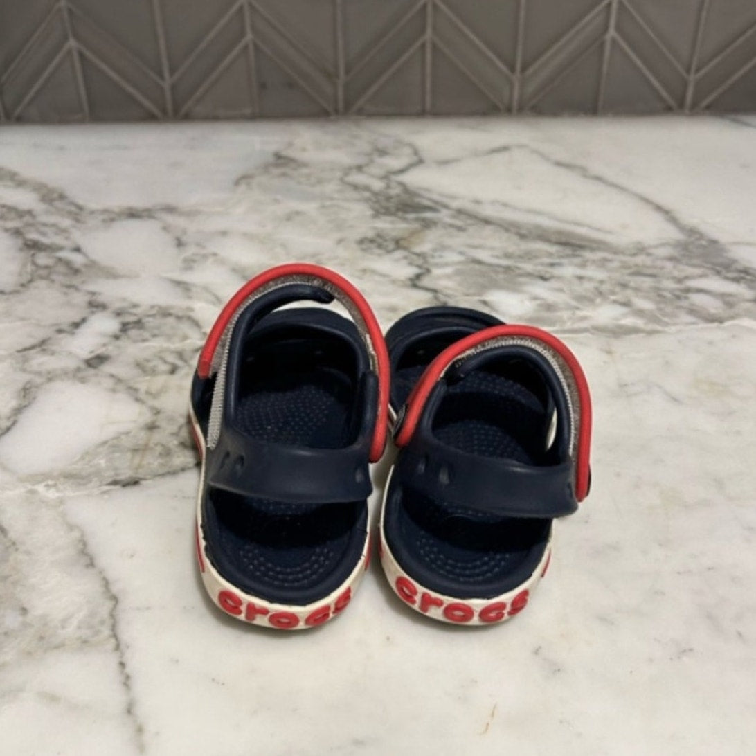 crocs boys' navy red sandals 7c