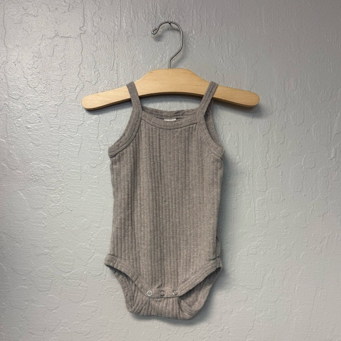 kate quinn neutral organic cotton singlet 6-12M