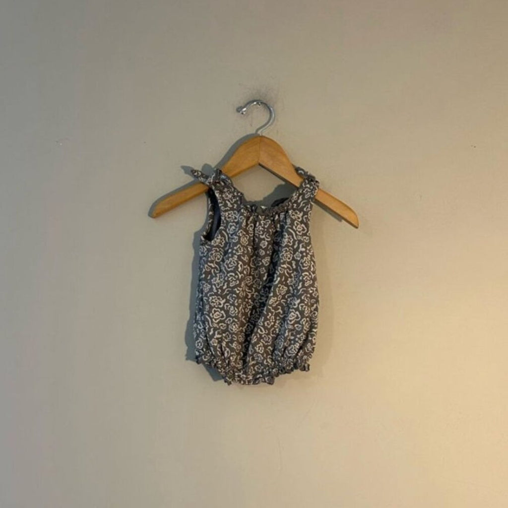 rylee + cru gray floral‎ romper 3-6M