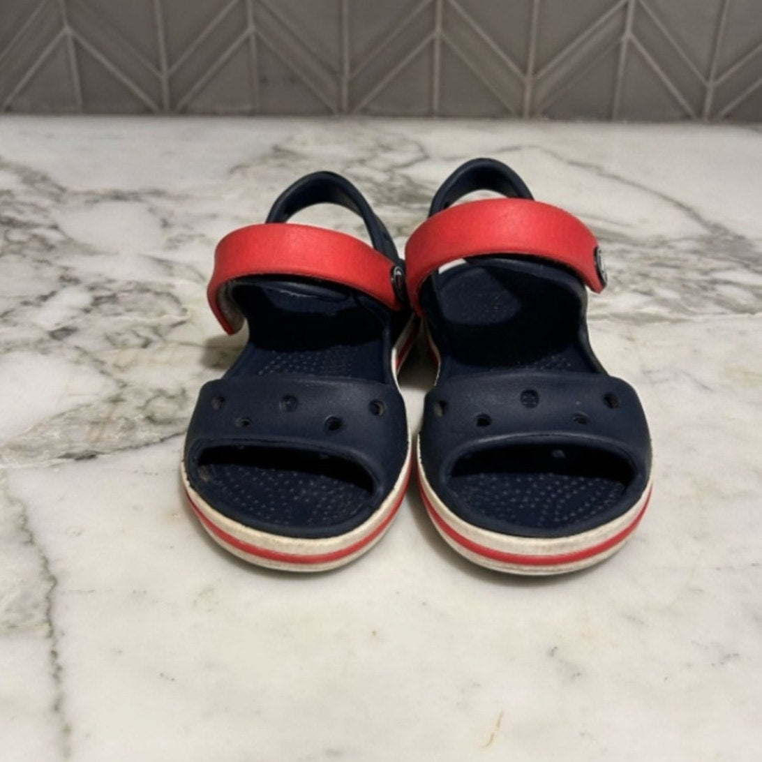 crocs boys' navy red sandals 7c