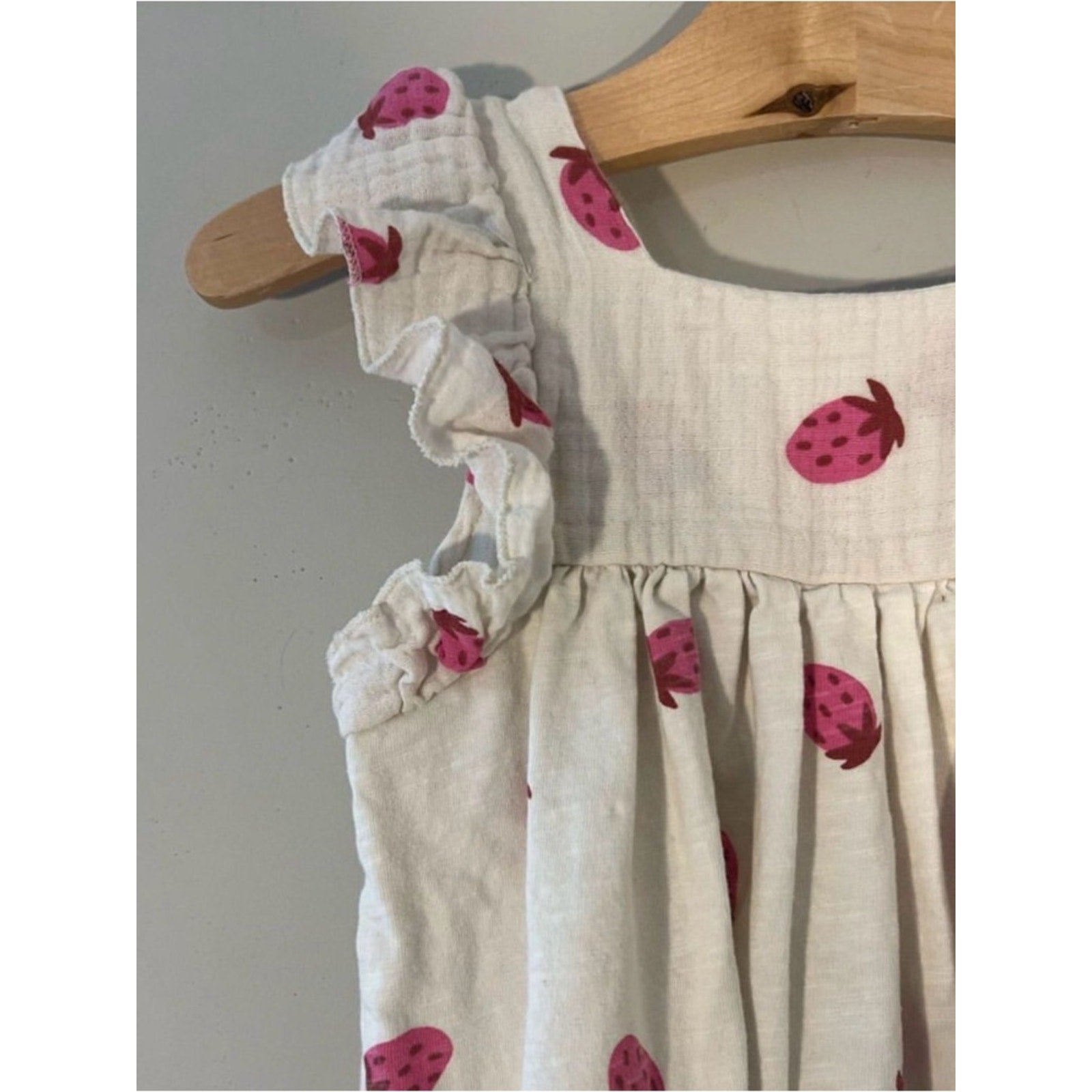 zara girls' strawberry top 4-5Y