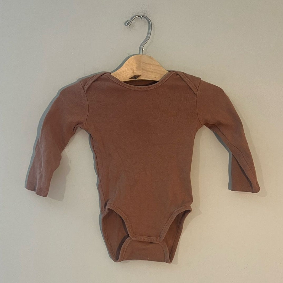 Front view of H&M mocha brown ribbed cotton long-sleeve baby bodysuit with shoulder snaps and crotch closure gender neutral size 6-12 months