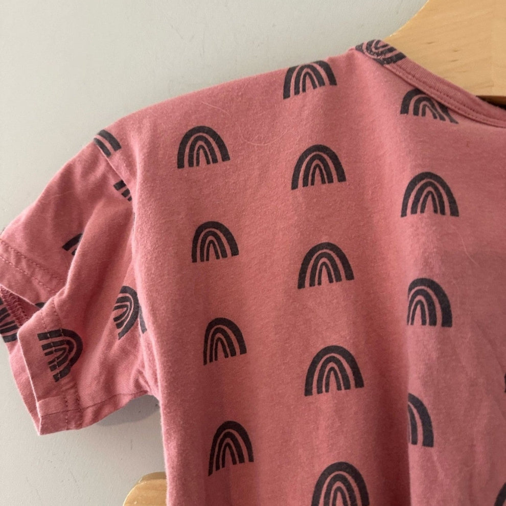 Close-up detail of Indy + Pippa mauve cotton tee showing bold all-over black rainbow print pattern for girls 9-12 months