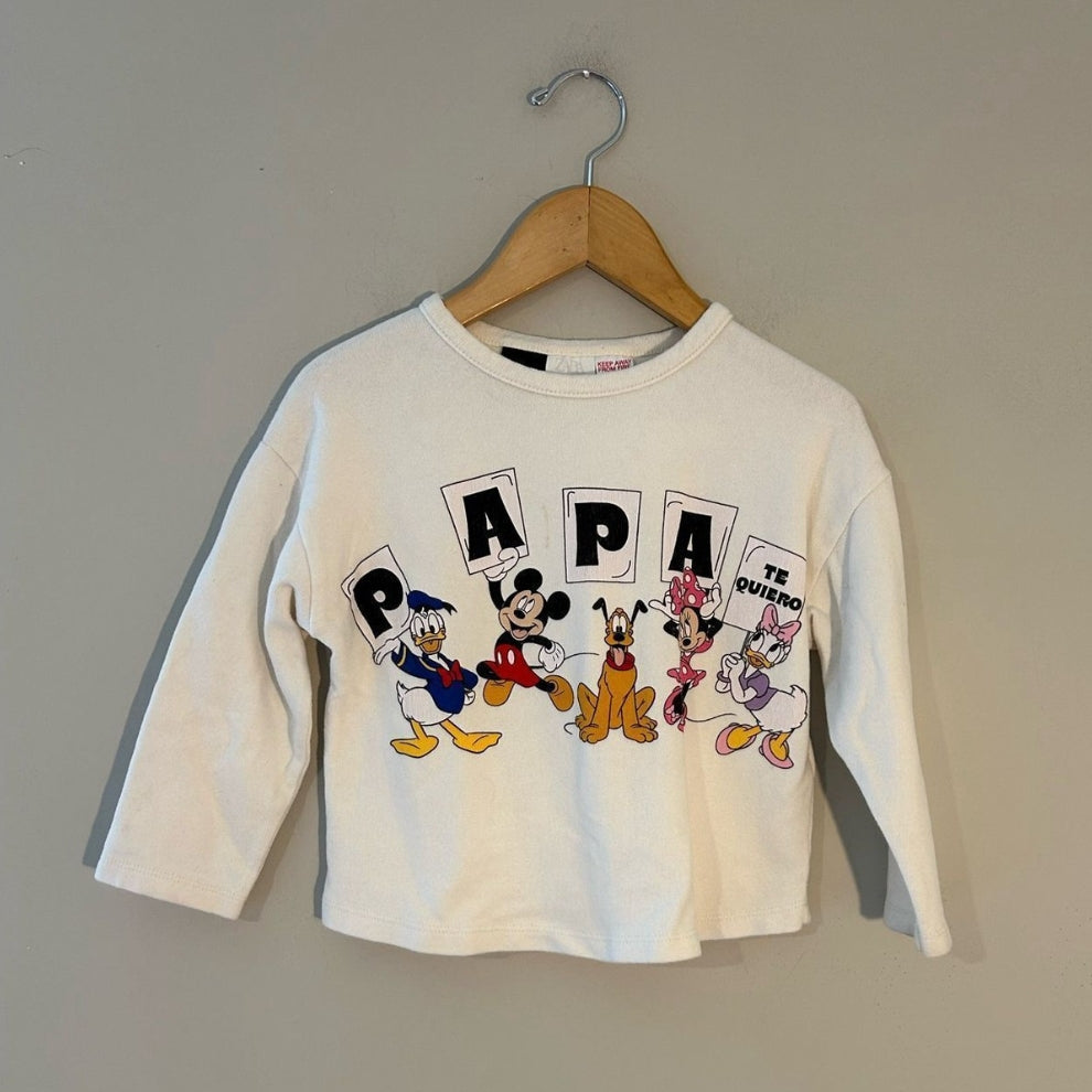 Front view of Zara Disney cream pullover with Papa Te Quiero Spanish text and Disney characters for girls 3-4 years